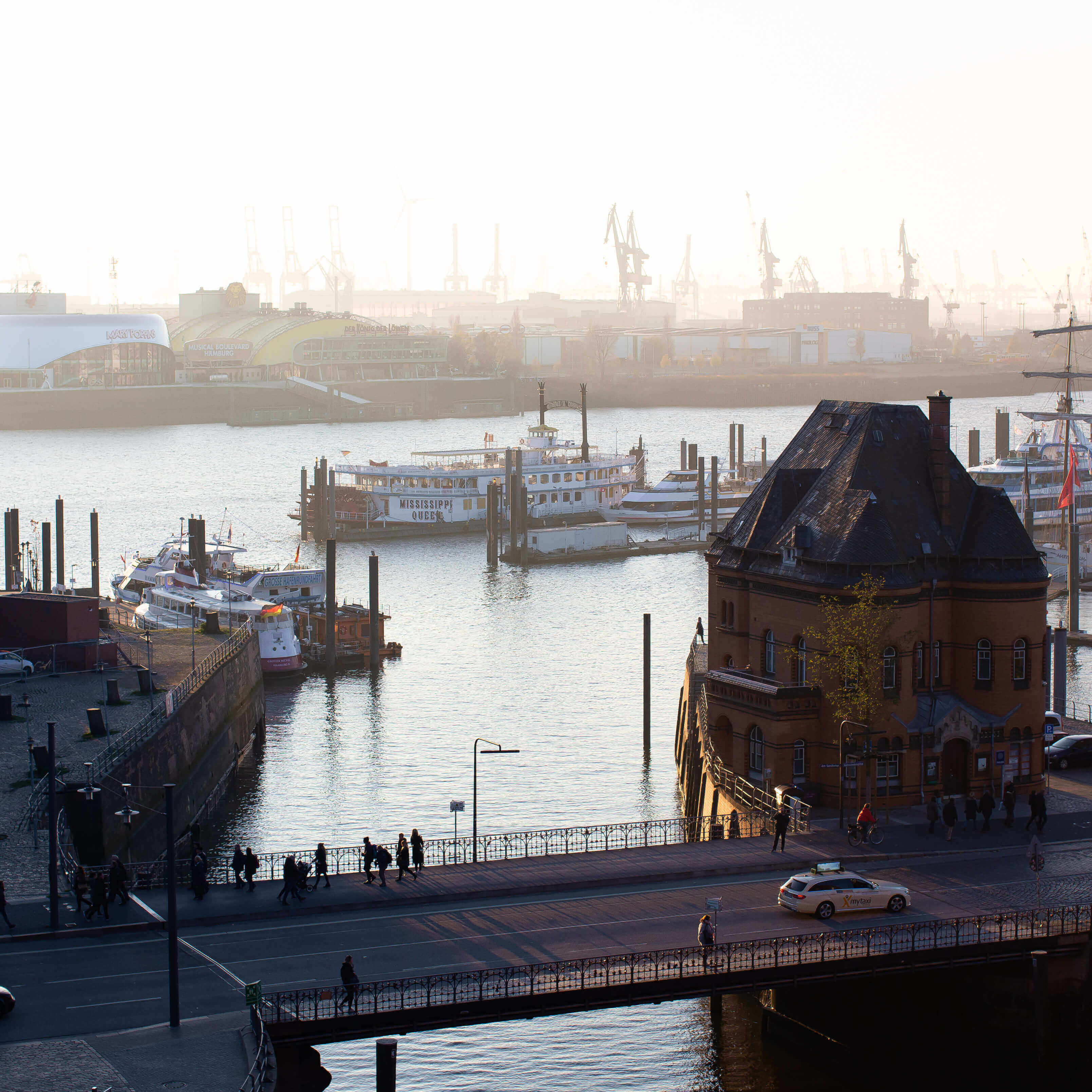 Chemikalien Hamburg, Hamburger Hafen am Morgen