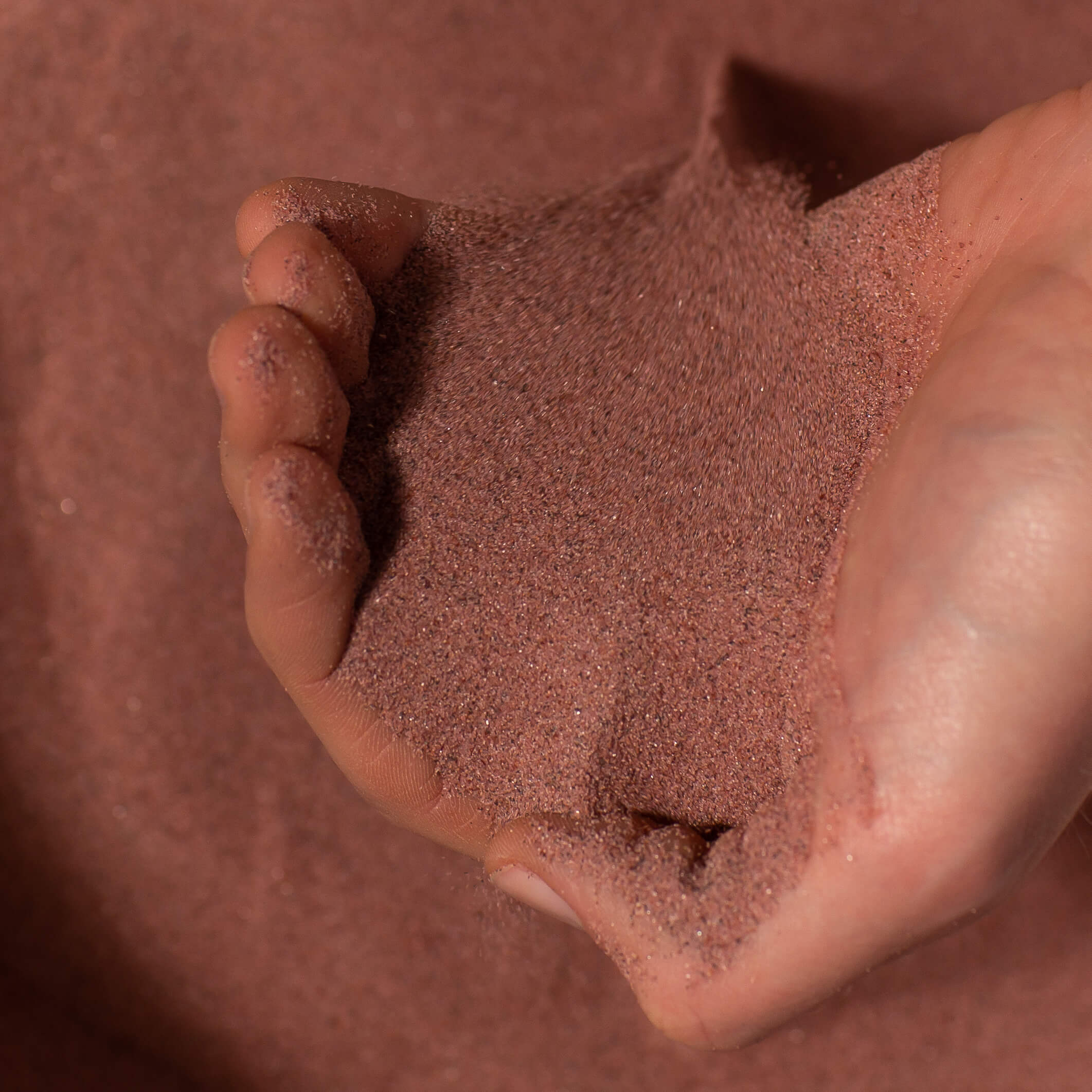 Granatsand Seelmann Hand mit Sand